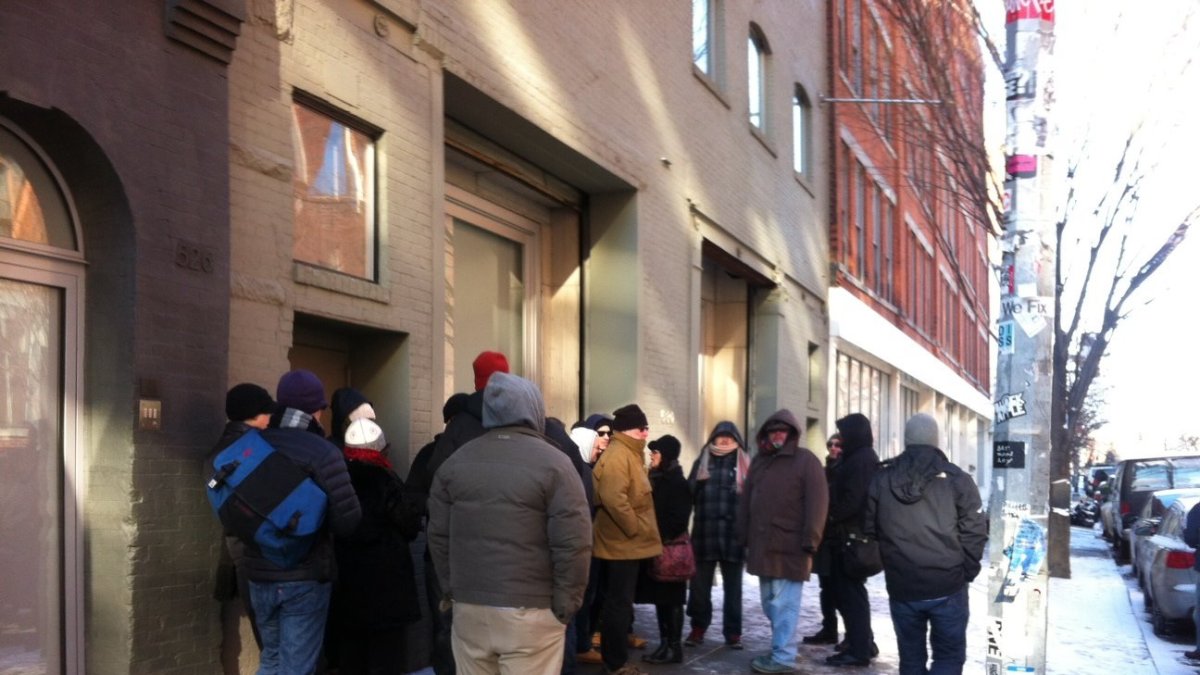 Un grupo de personas se amontonan al pie de la galería Sikkema Jenkins & Co., en la ciudad de Nueva York.