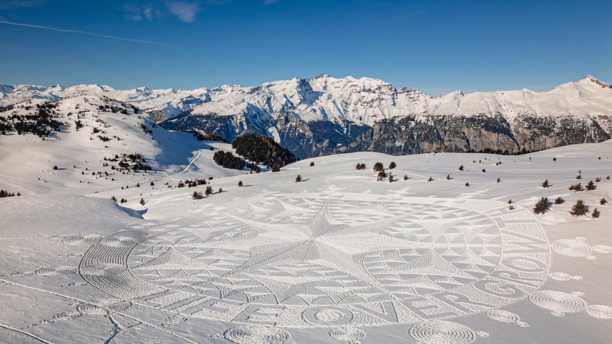 Un gigantesco dibujo del tamaño de dos campos de fútbol en los Alpes suizos es la forma elegida por la organización Greenpeace para protestar contra el Foro de Davos.