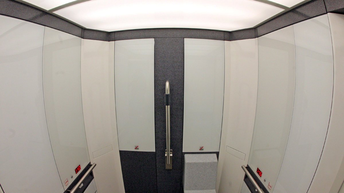 Vista interior de un baño público en los Estados Unidos, en una fotografía de archivo.