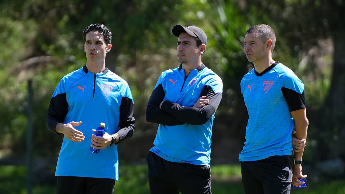 Adrián Gabbarini (d) supervisando los trabajos de pretemporada con el DT Josep Alcácer (i).