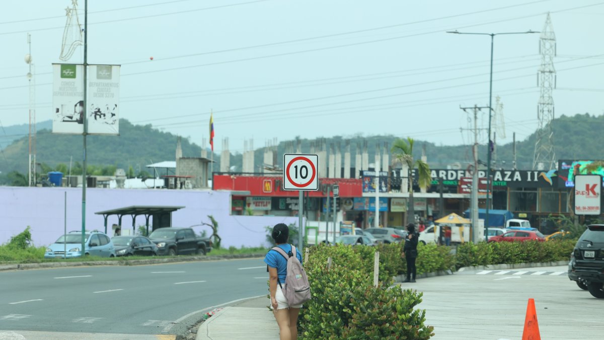 Negocios. Los visitantes dicen estar seguros dentro de las plazas, pero al salir de ellas se sienten vulnerables, ante la falta de patrullaje.