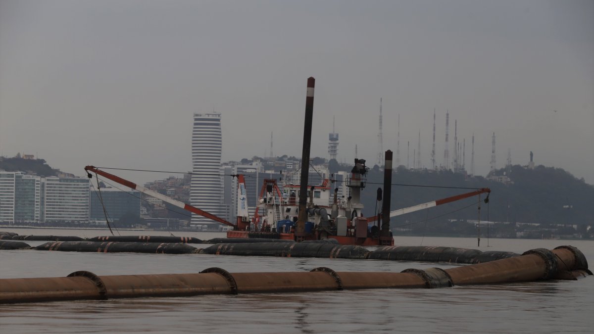 Trabajo. Que la draga avance sobre la ría significa más tubería; trabajo que toma horas.