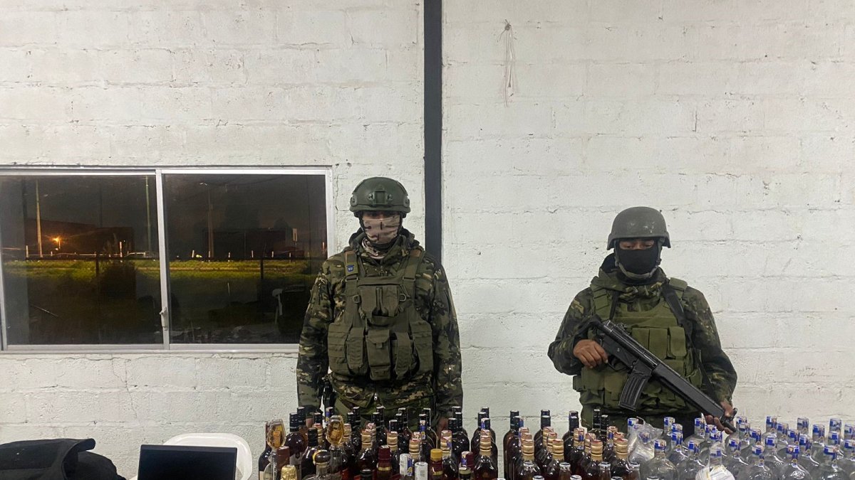 Evidencias. Decenas de botellas de licor de diferentes clases fueron encontradas en la cárcel de Cotopaxi.