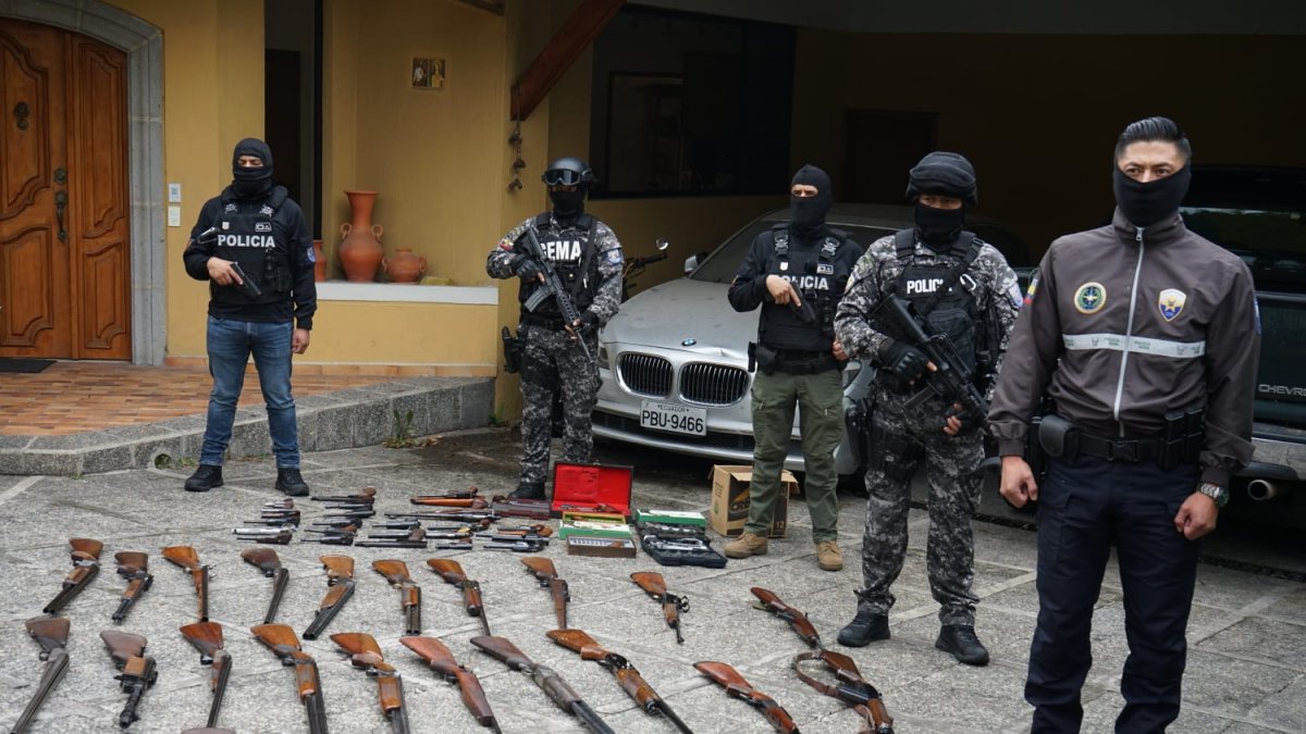 Personal de la Policía con parte del armamento.