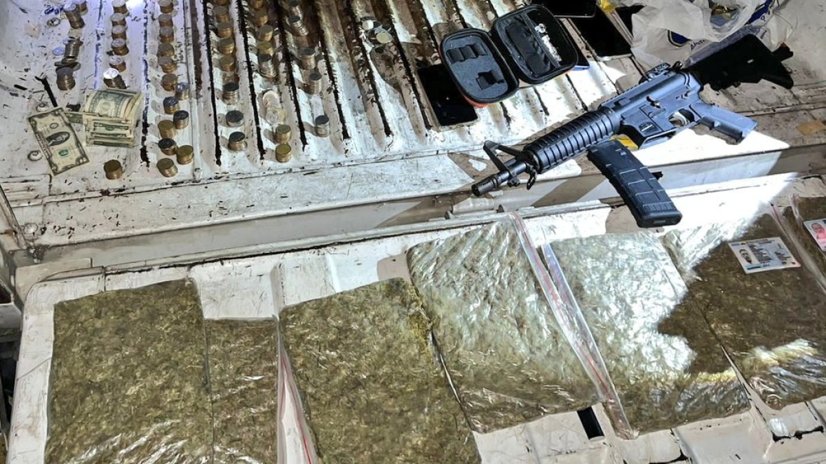 Indicios. Las autoridades decomisaron armamentos, drogas y dinero en efectivo durante la incursión militar.