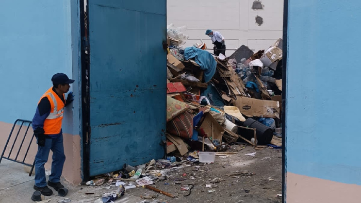 Labor. Durante la evacuación de los desechos del interior de la cárcel.