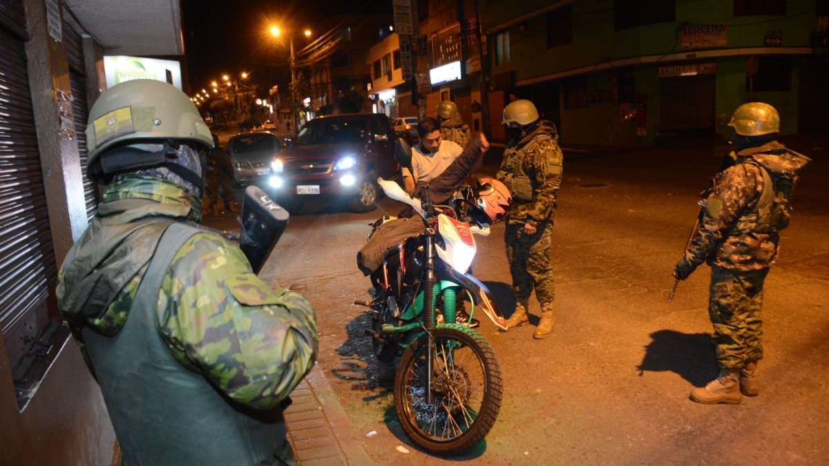 Operaciones. La noche del martes militares ejecutaron tareas de control en el sur de Quito.