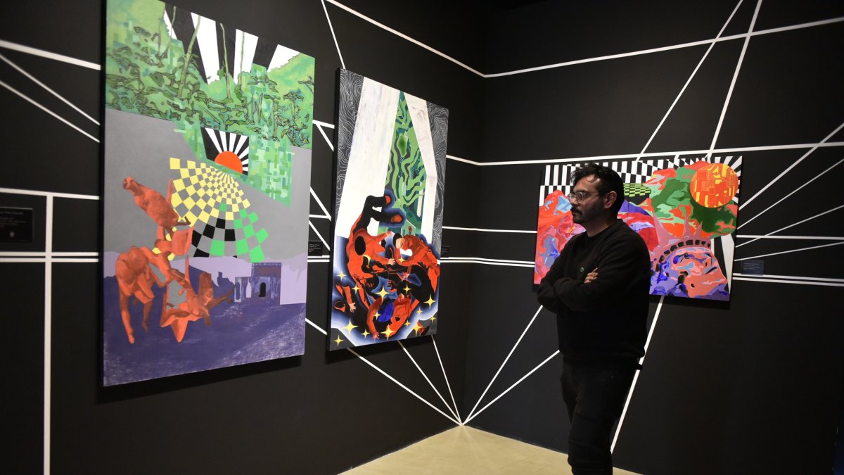 Las piezas oscilan entre la pintura, la realidad virtual, el video, la escultura, el performance y el código generativo.