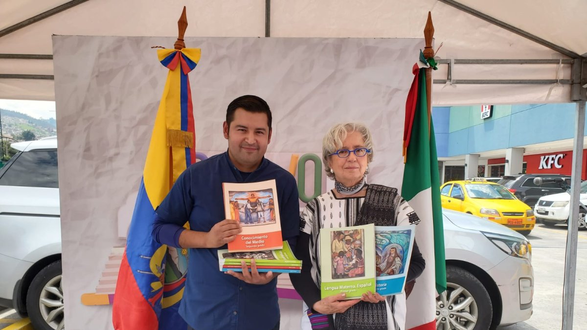 Acto. Representante de la embajada entrega libros.