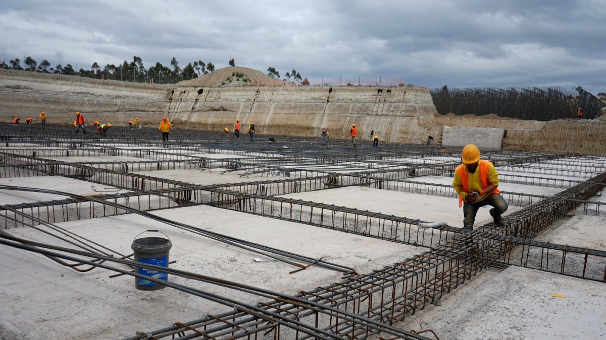 Un grupo de veinte personas construye el tanque de agua tratada que tiene 5.40 metros de profundidad.