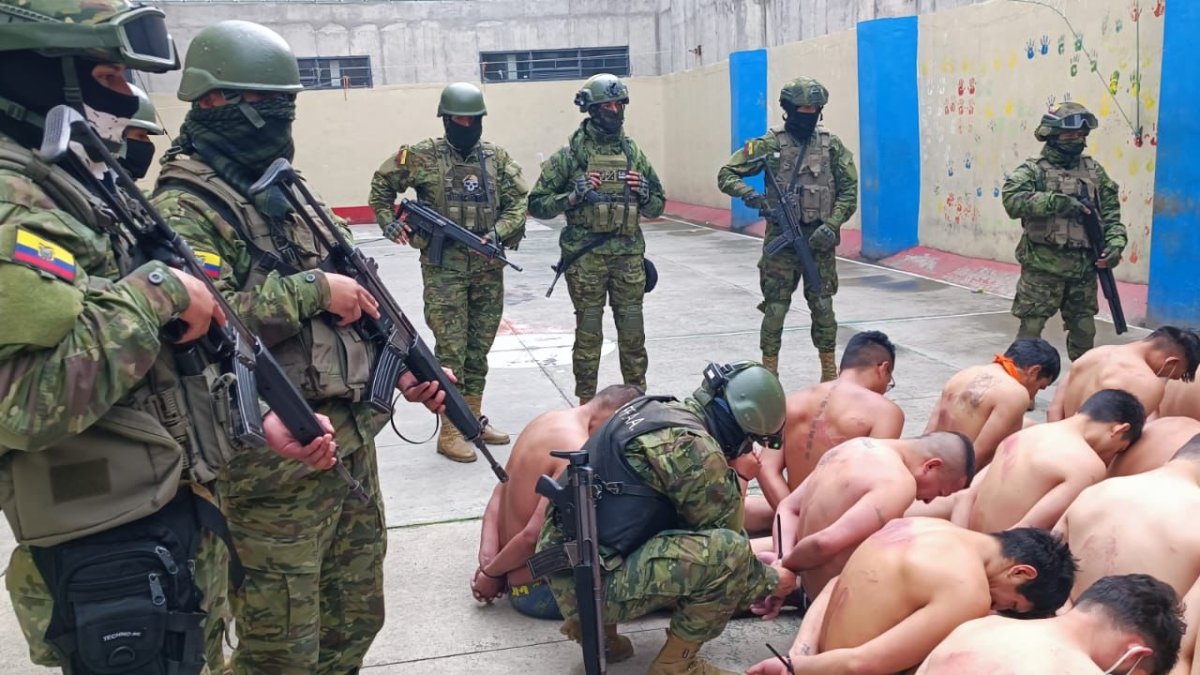 Policías y militares mantienen el control del centro carcelario de Turi y continúan buscando armas utilizadas por los reos.