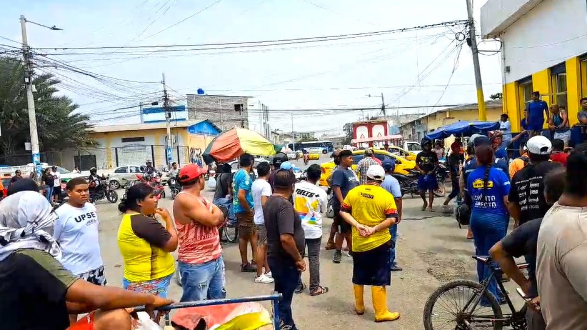 Escena. Los moradores del mercado se reunieron en el lugar.