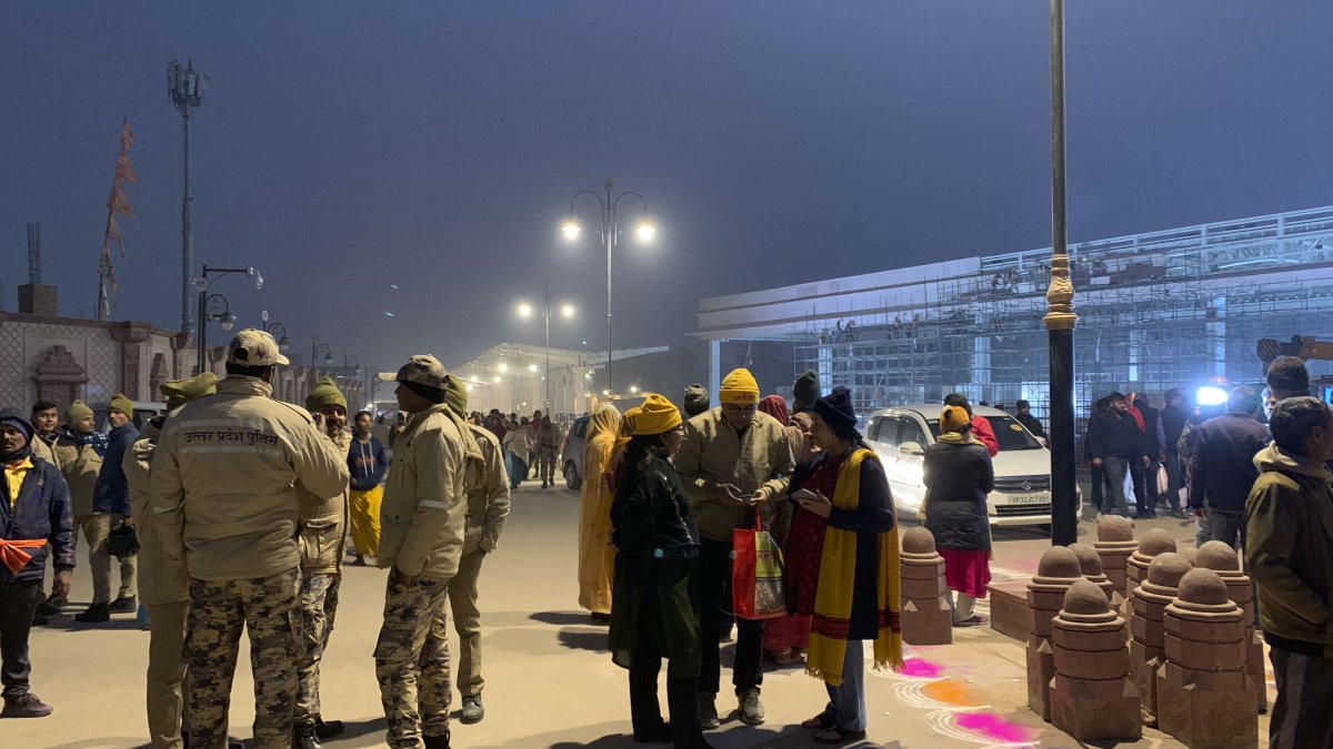 Turistas y curiosos visitan el templo en construcción dedicado al dios hindú Ram de la ciudad de Ayodhya, en el norte de la India, el 17 de diciembre de 2023.
