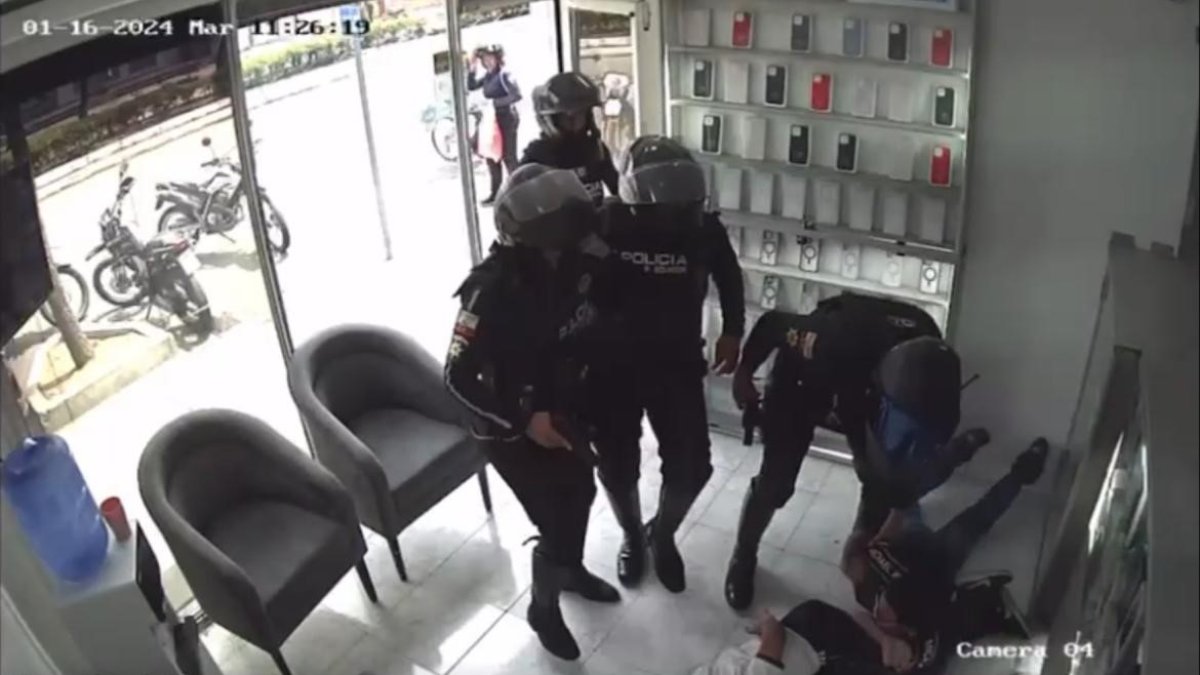 Captura. Policías detuvieron en flagrancia a los adolescentes.