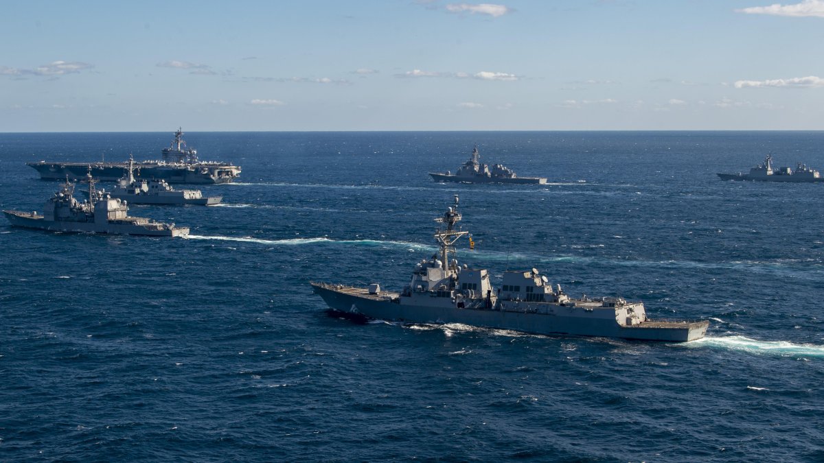Varias naves de combate de Estados Unidos, Corea del Sur y Japón, desarrollan maniobras navales.