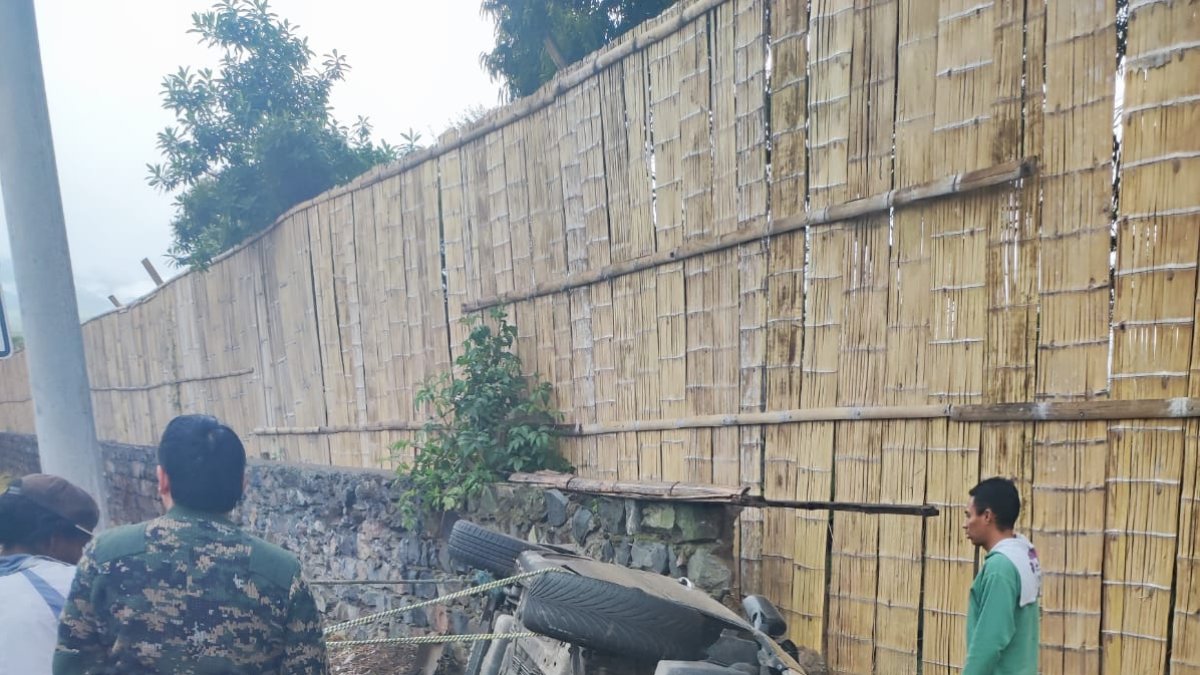 El auto quedó volcado sobre un costado de la vía.