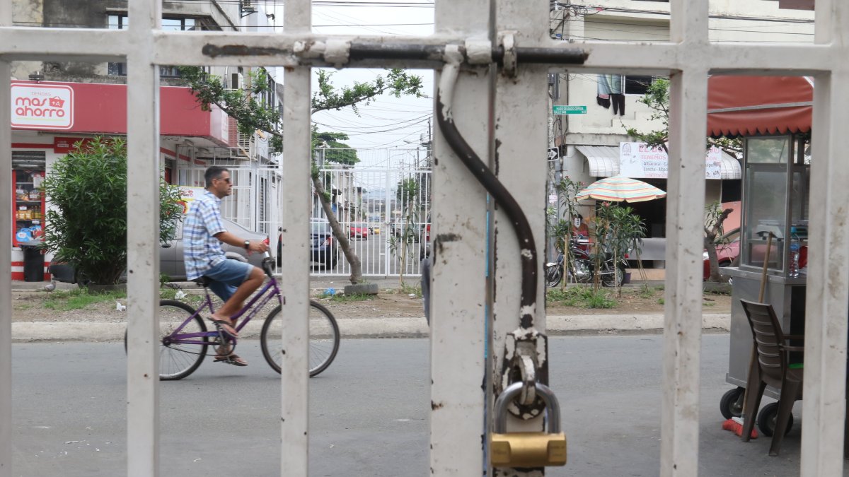 Los vecindarios cerrados están en búsqueda de guardianía para cumplir con otro de los requisitos de la ordenanza y mantener cerrada la reja.