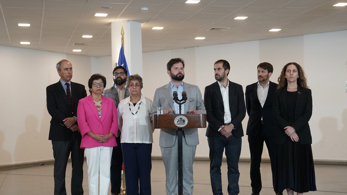 El presidente de Chile, Gabriel Boric (c), durante una rueda de prensa en la región de Coquimbo (Chile).