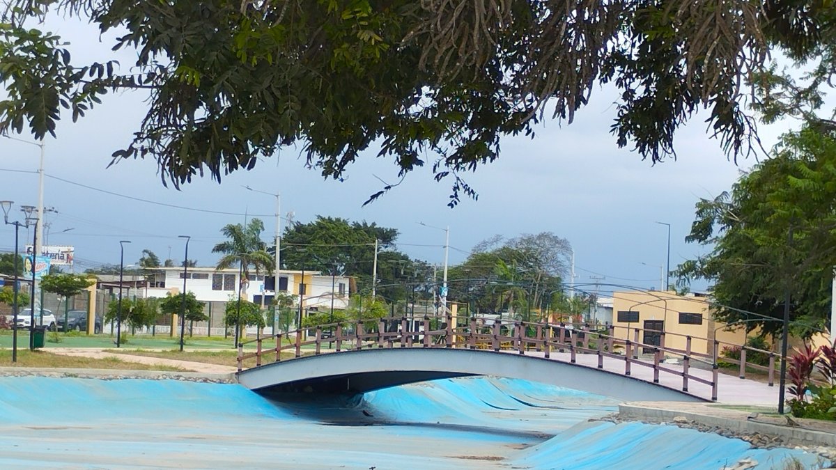 Lago. Así permanece el espacio desde hace más de un año: totalmente seco. El paso peatonal, asimismo, está deteriorándose y perdiendo su color.