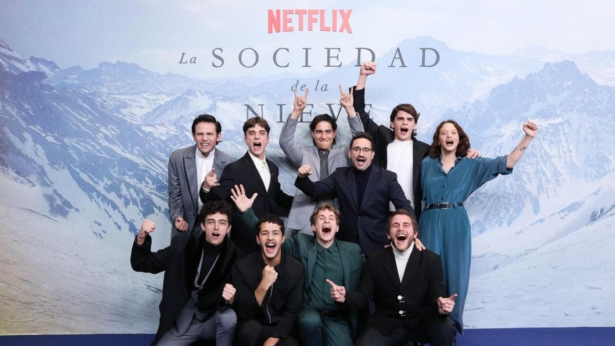 Elenco de la Sociedad de la Nieve en su premier en Uruguay.