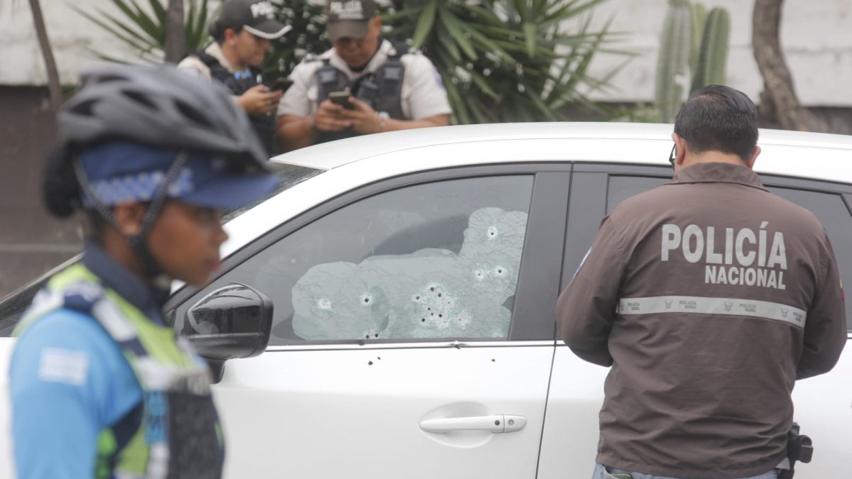 Más de 20 detonaciones se dieron contra el vehículo del fiscal que iba rumbo a una audiencia en el norte de Guayaquil.