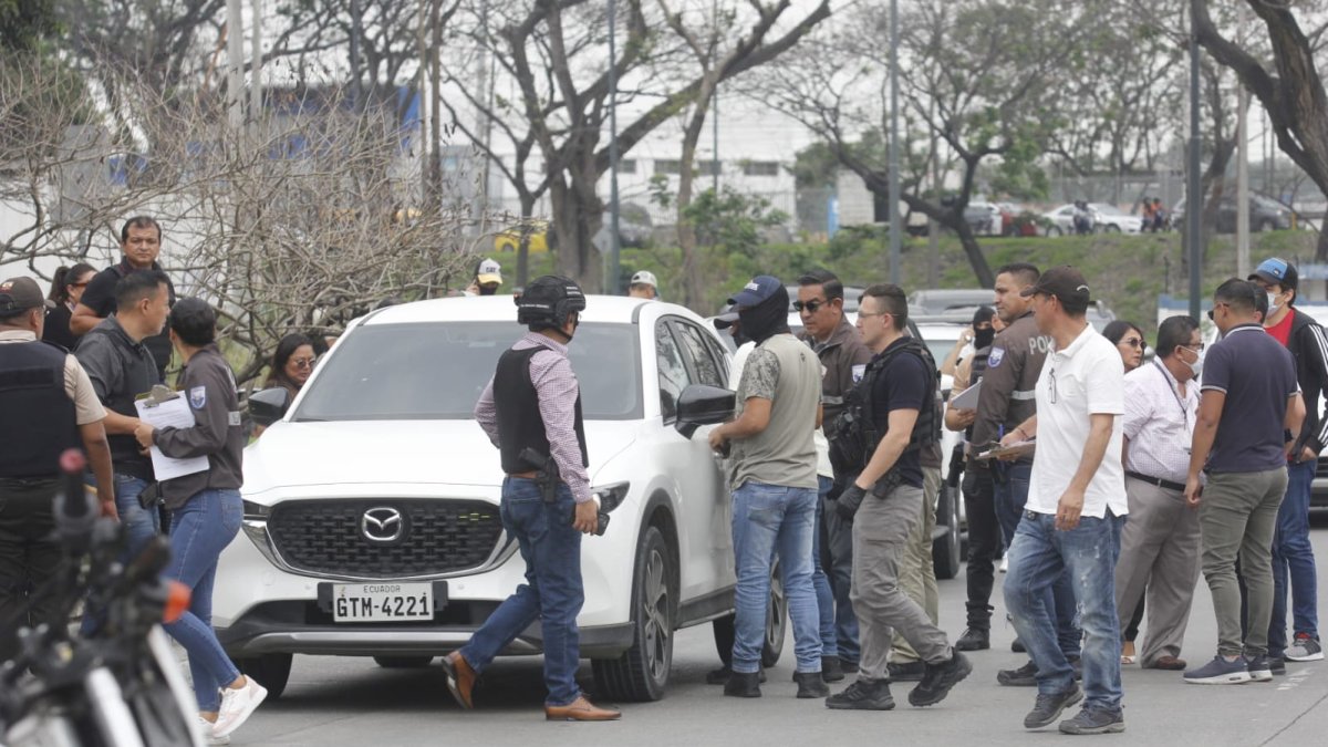 Hasta la avenida del Bombero llegaron varios agentes para levantar la escena del crimen y retirar los restos del fiscal asesinado.