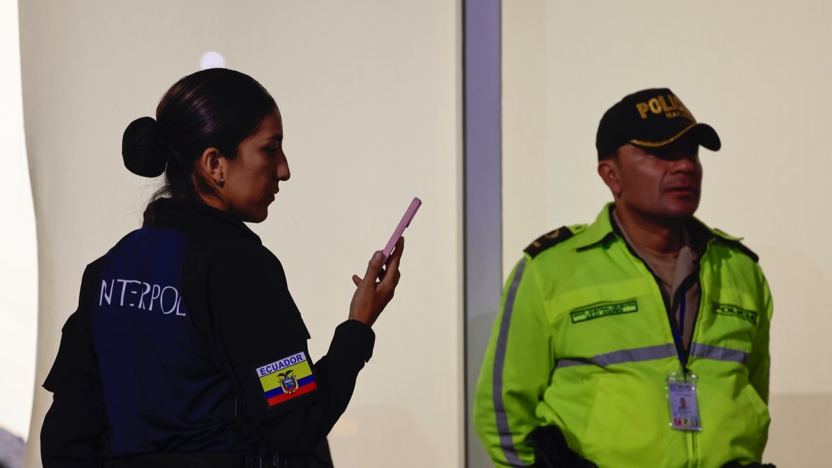 Personal de la Policía Nacional se encuentra en el aeropuerto Mariscal Sucre previo a la llegada de Daniel Salcedo