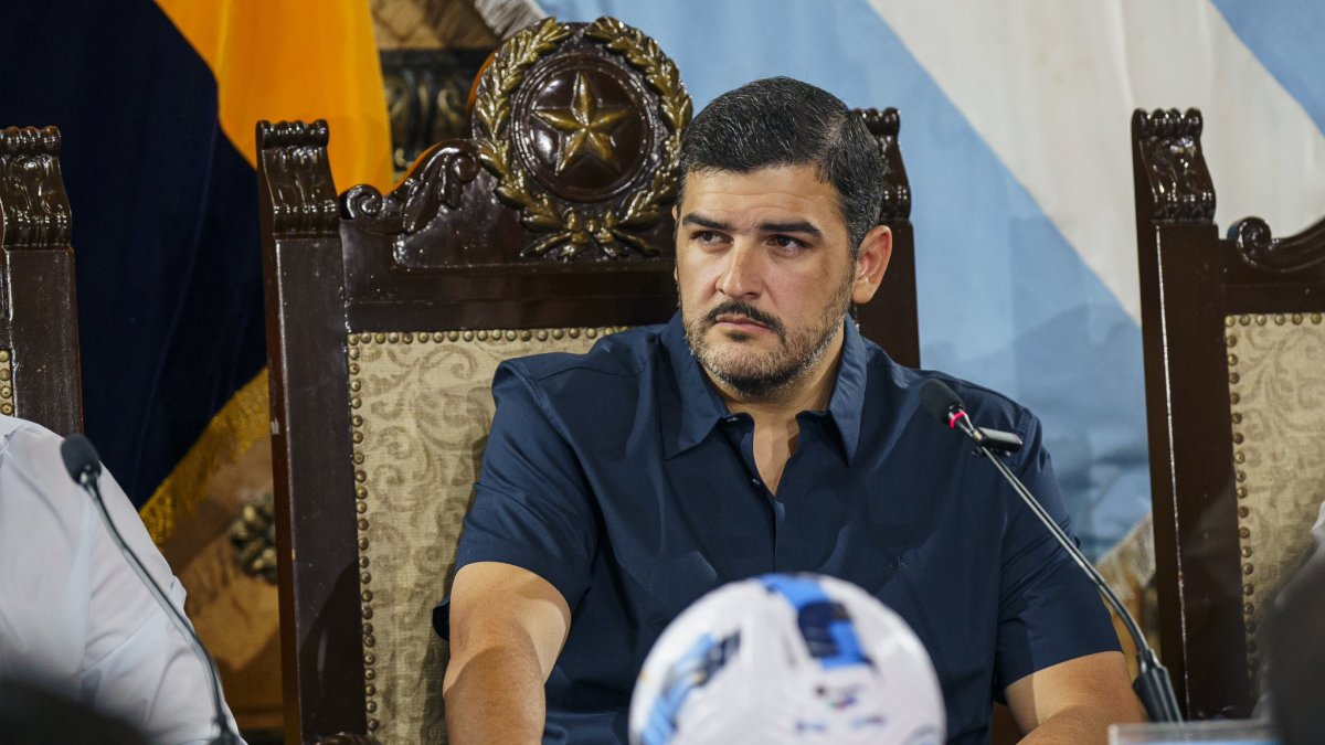 Aquiles Álvarez, ex directivo amarillo, ahora alcalde viste de azul.