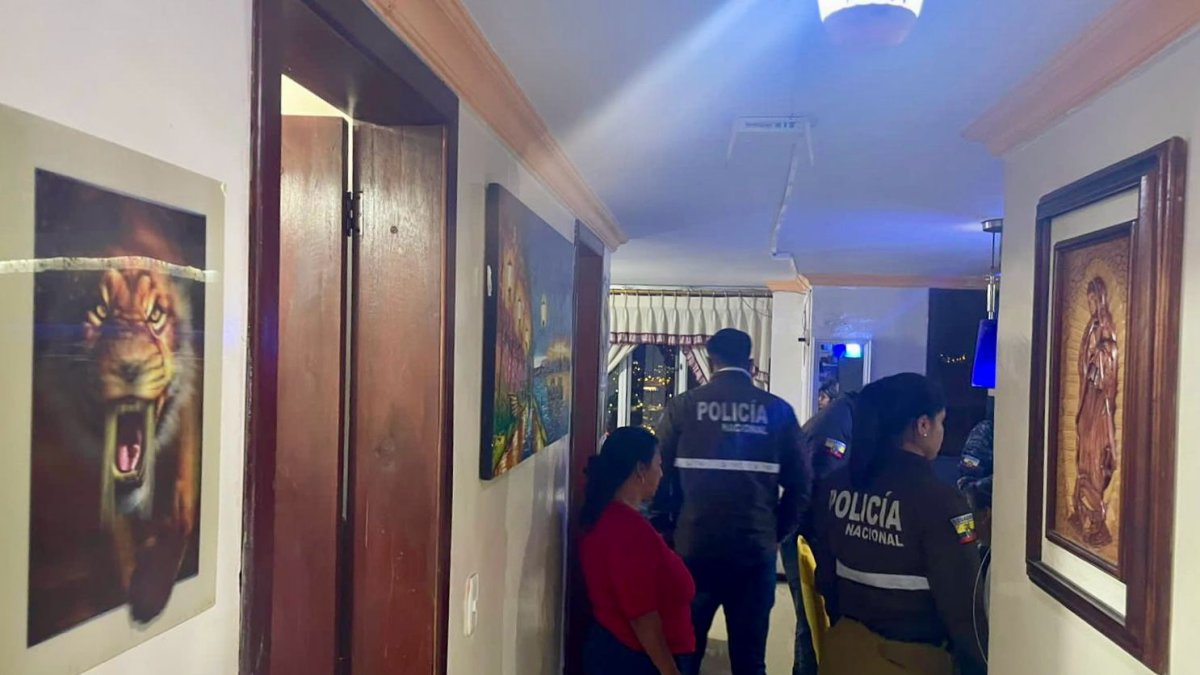 Personal de la Policía durante el allanamiento.