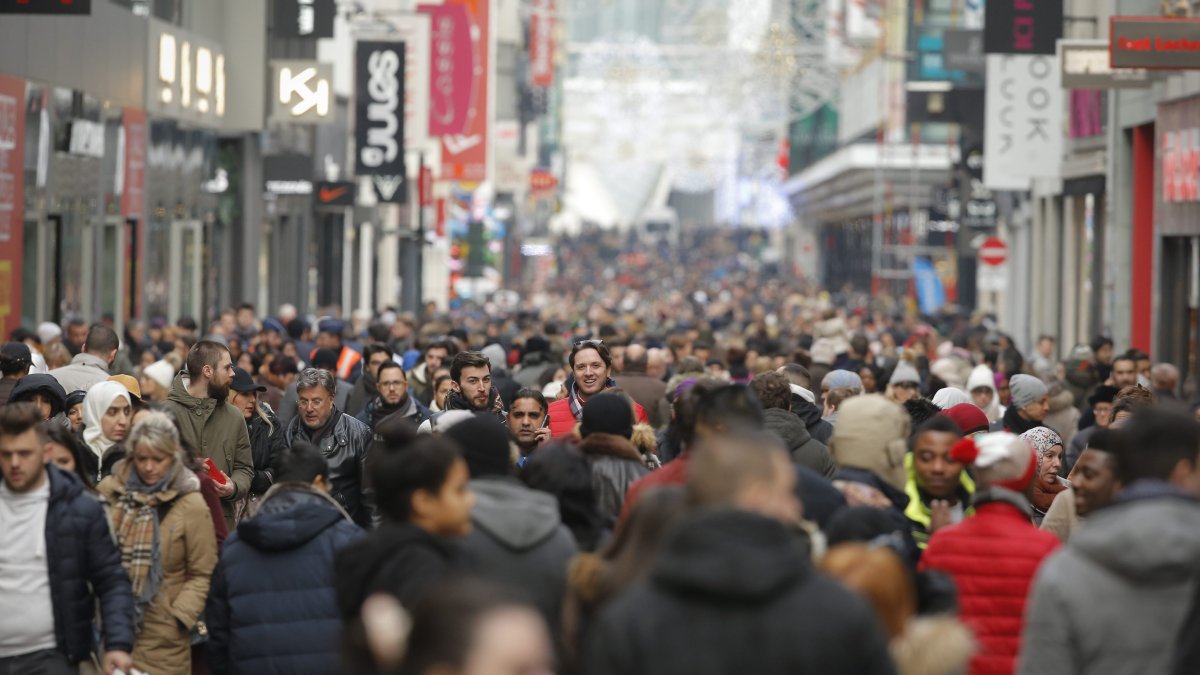 Varias personas pasean por Rue Neuve, la calle principal de tiendas de Bruselas, la capital de Bélgica.
