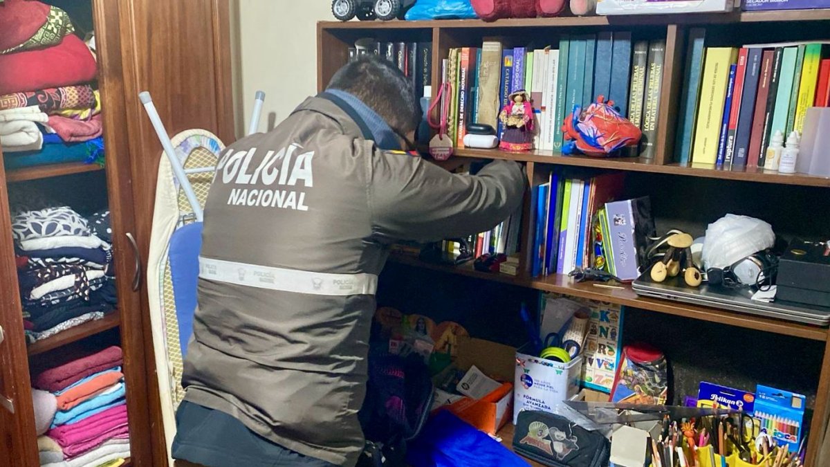 Revisión. Agentes de Criminalística buscaron indicios en los domicilios de un fiscal y de la defensora.