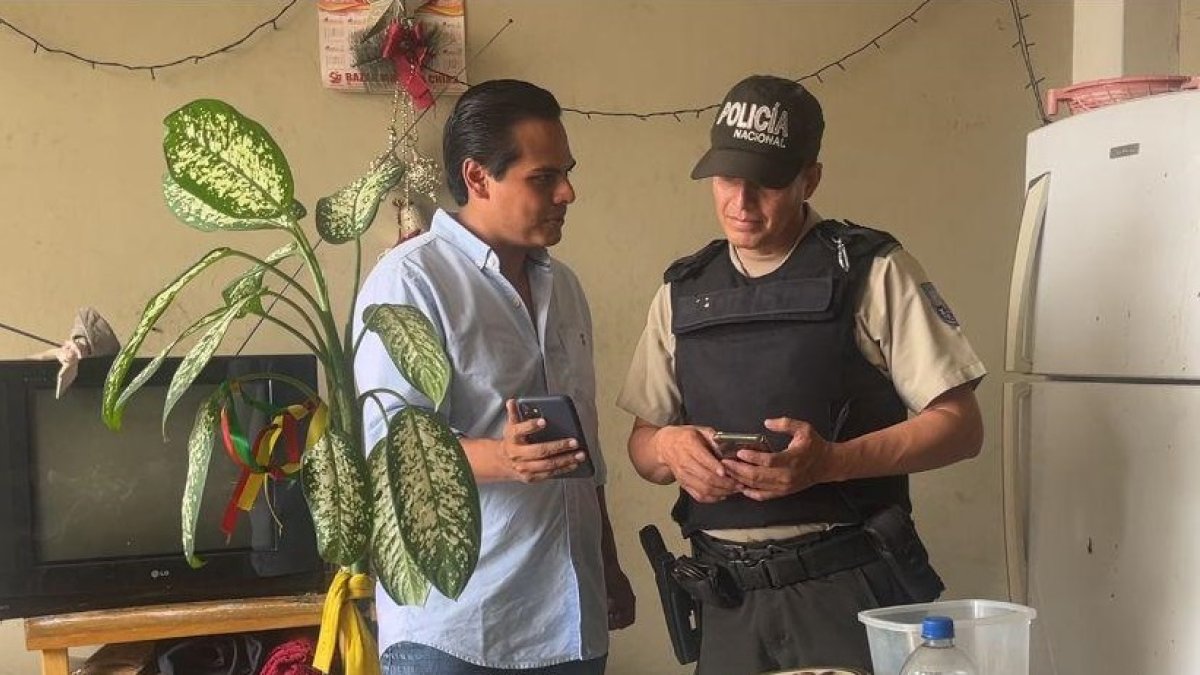 Funcionarios municipales y agentes policiales acudieron hasta el inmueble.