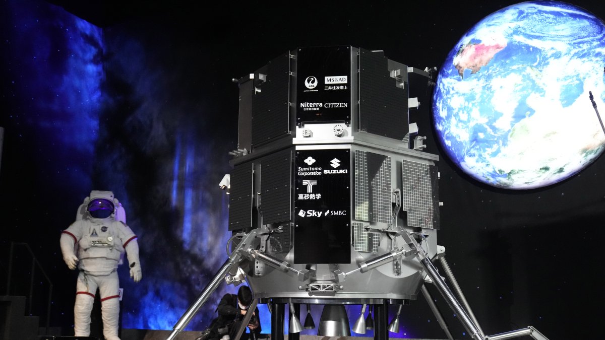 Una maqueta del módulo de aterrizaje de la misión japonesa de alunizaje Hakuto-R Mission1 (Hakuto-R M1)