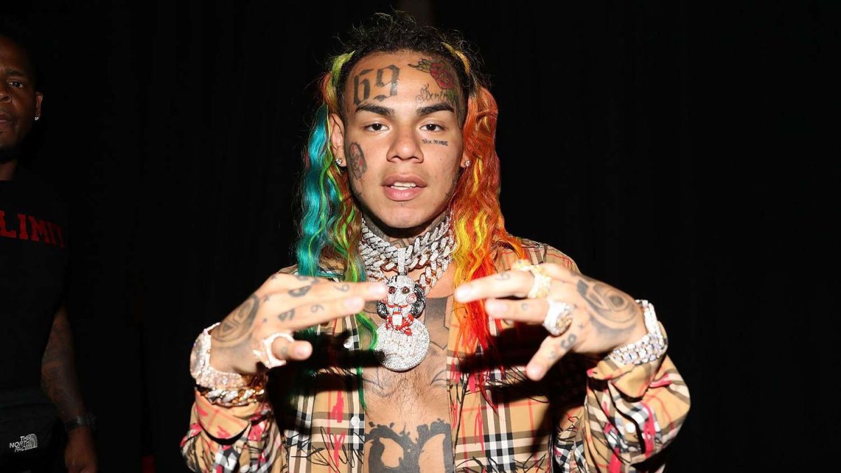 Tekashi 6ix9ine debía comparecer ante el juez. El magistrado debía decidir entre otorgarle el pago de una fianza o enviarlo a la cárcel.