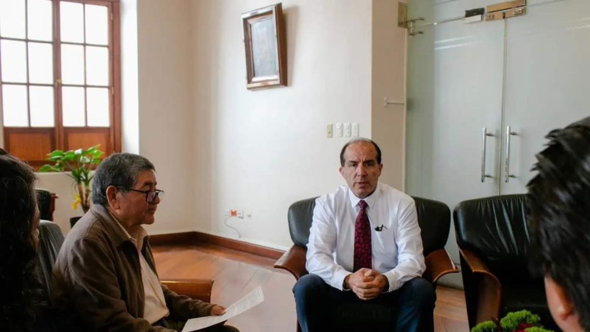 Durante la entrega de la propuesta para mejorar la seguridad en el Sistema educativo que hacen docentes al gobernador de Tungurahua.