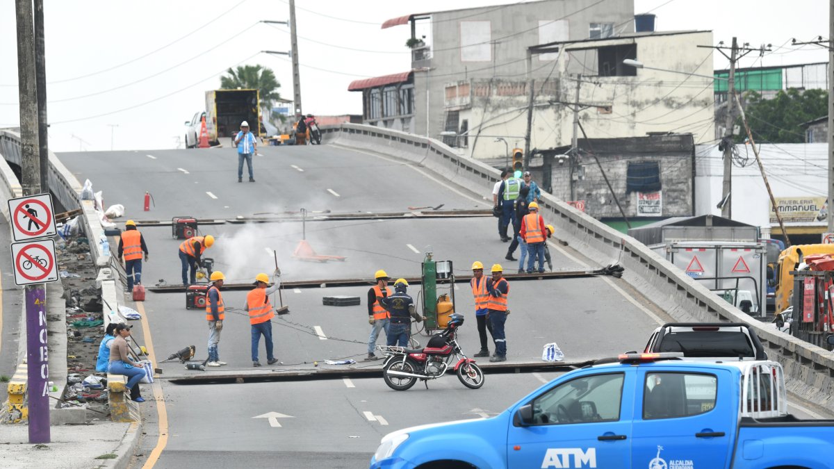 Sur. Personal del Cabildo realiza las labores en el puente.