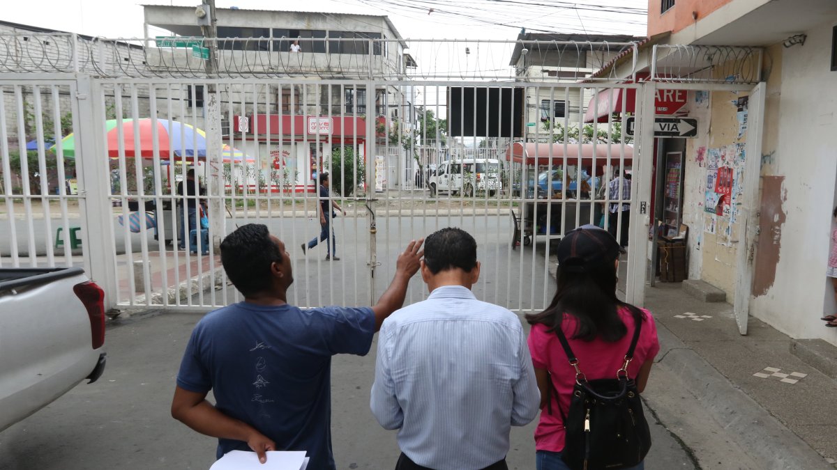 Alambre. Vecinos de Las Orquídeas se organizan para regular la colocación de las rejas en el sector.