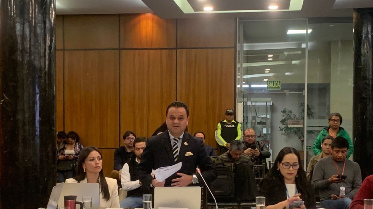 El exministro Esteban Bernal reaccionó indicando que lo enjuiciaron por cumplir sus funciones.