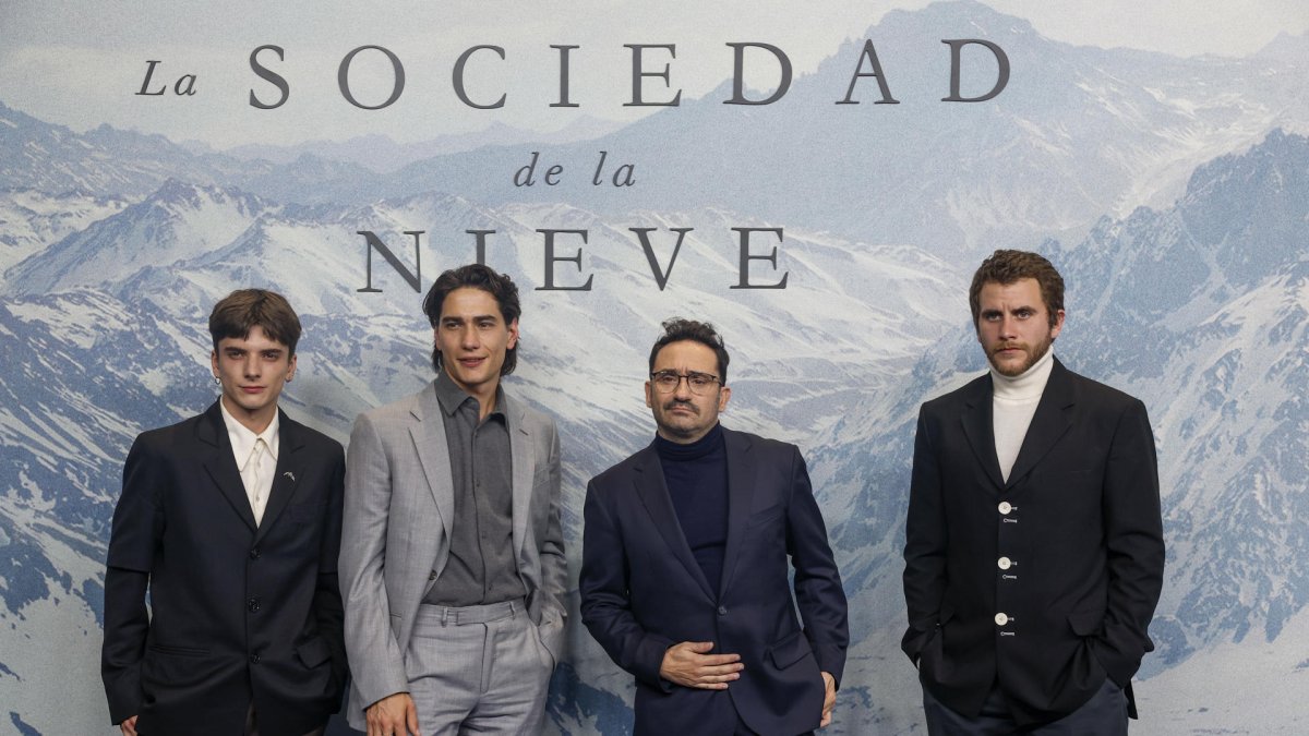 Miembros del equipo de la película “La sociedad de la nieve” posan durante el estreno del largometraje, del director J.A. Bayona.
