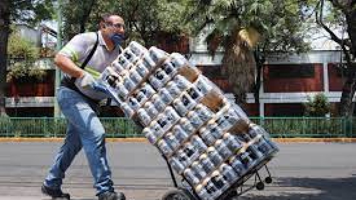 Labor.- Un trabajador moviliza cervezas mexicanas.