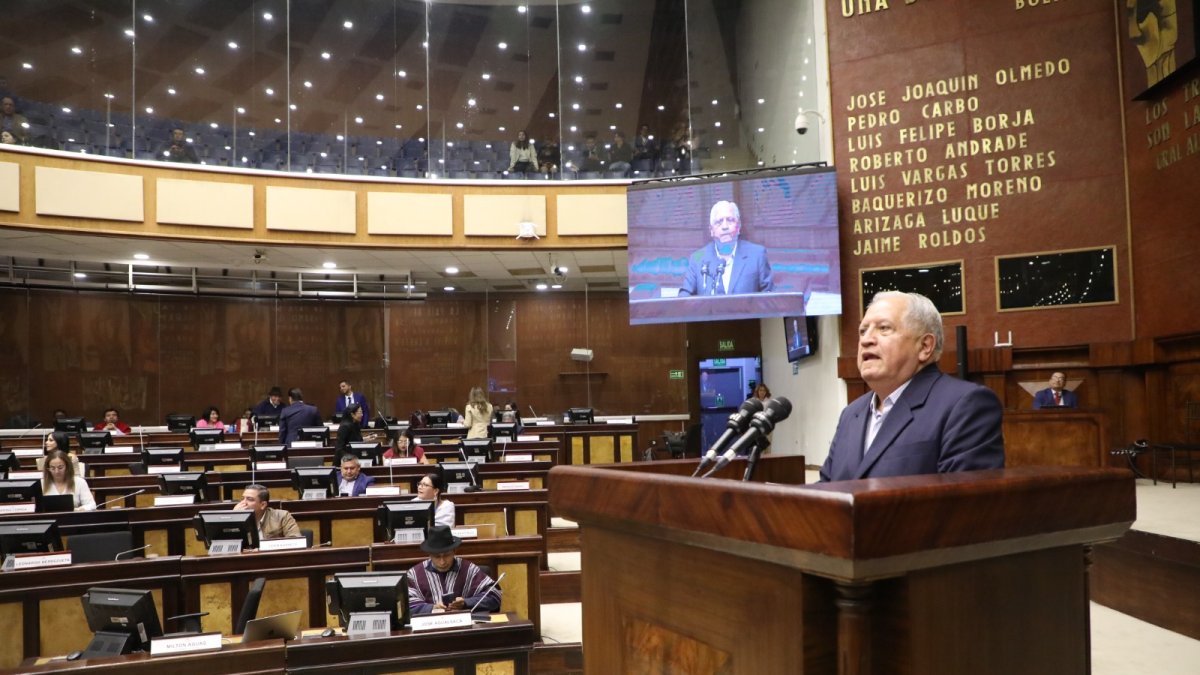 El dirigente de un gremio de jubilados, Henry Llanes, explica en el Pleno el alcance de su proyecto de iniciativa ciudadana.