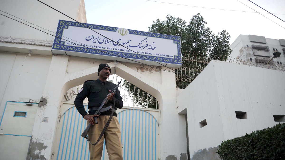 Un funcionario de seguridad paquistaní hace guardia frente al Centro Cultural de la República Islámica de Irán, en Hyderabad, Pakistán, 18 de enero de 2024.