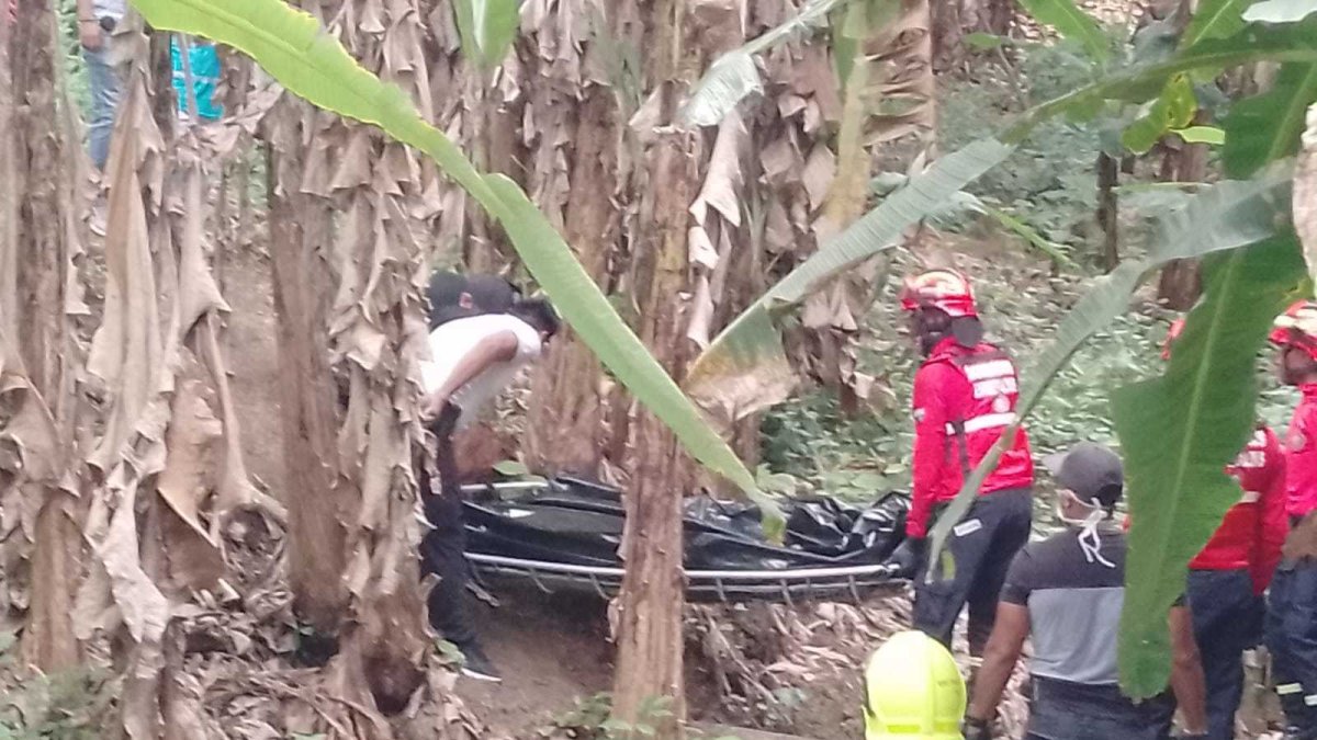 Rescate. Agentes recuperaron el cuerpo que estaba entre plátanos.