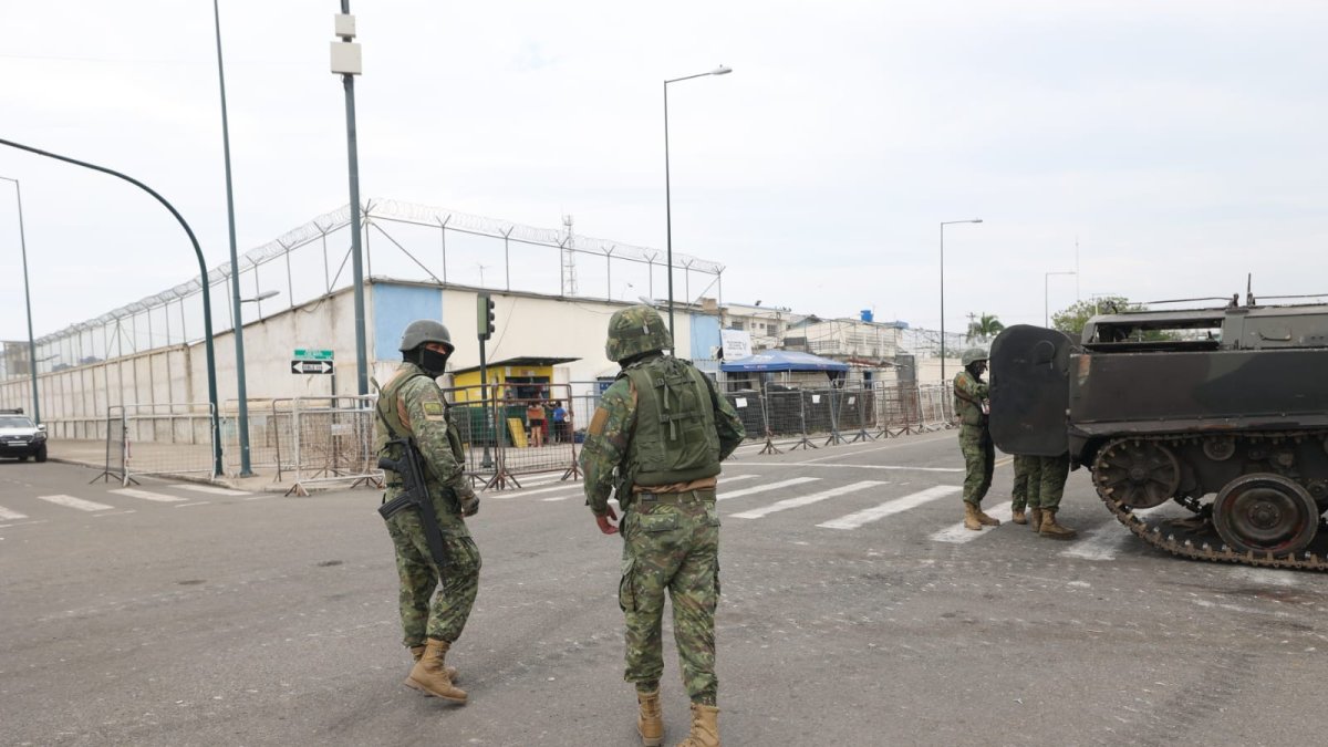 La fuerzas de seguridad mantienen el control en la cárcel de Machala.