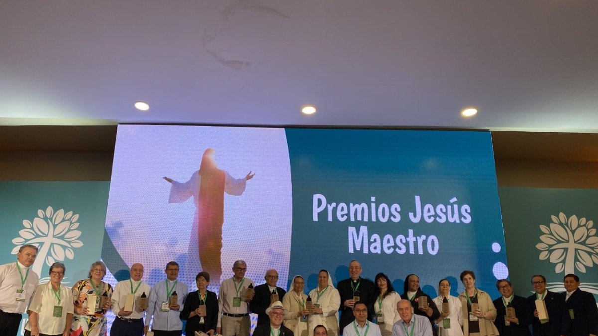 Premiación. A la ceremonia asistieron nueve educadores distribuidos en sacerdotes, docentes y religiosas.