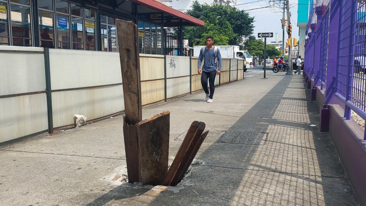 Con tablas de madera cubren una alcantarilla sin tapa en las calles Primero de Mayo, entre Carchi y Tulcán.