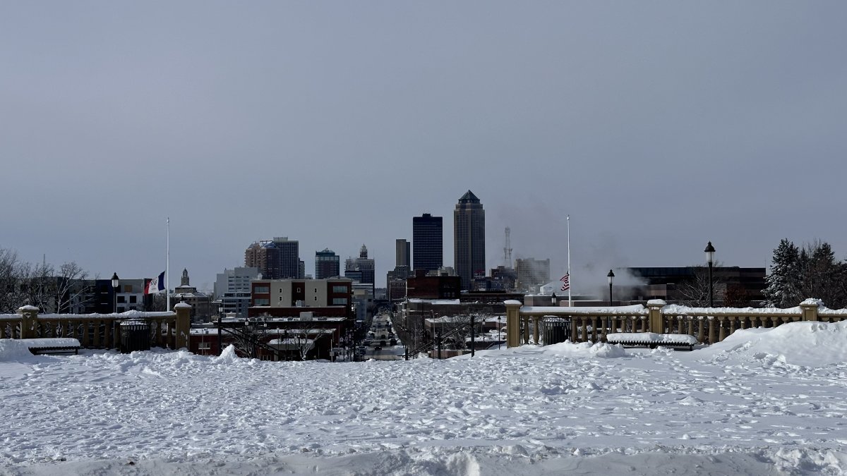 Una zona urbana cubierta de nieve hoy, en Des Moines, Iowa (EE.UU.). La ola de frío cubre ya gran parte de Estados Unidos con bajas temperaturas, nevadas y vientos gélidos.