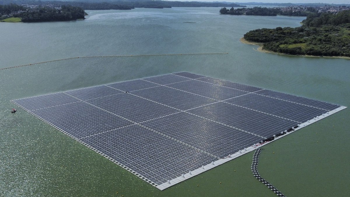 Foto muestra la mayor central solar flotante de Brasil, inaugurada en la presa Billings, en el estado de Sao Paulo (Brasil).