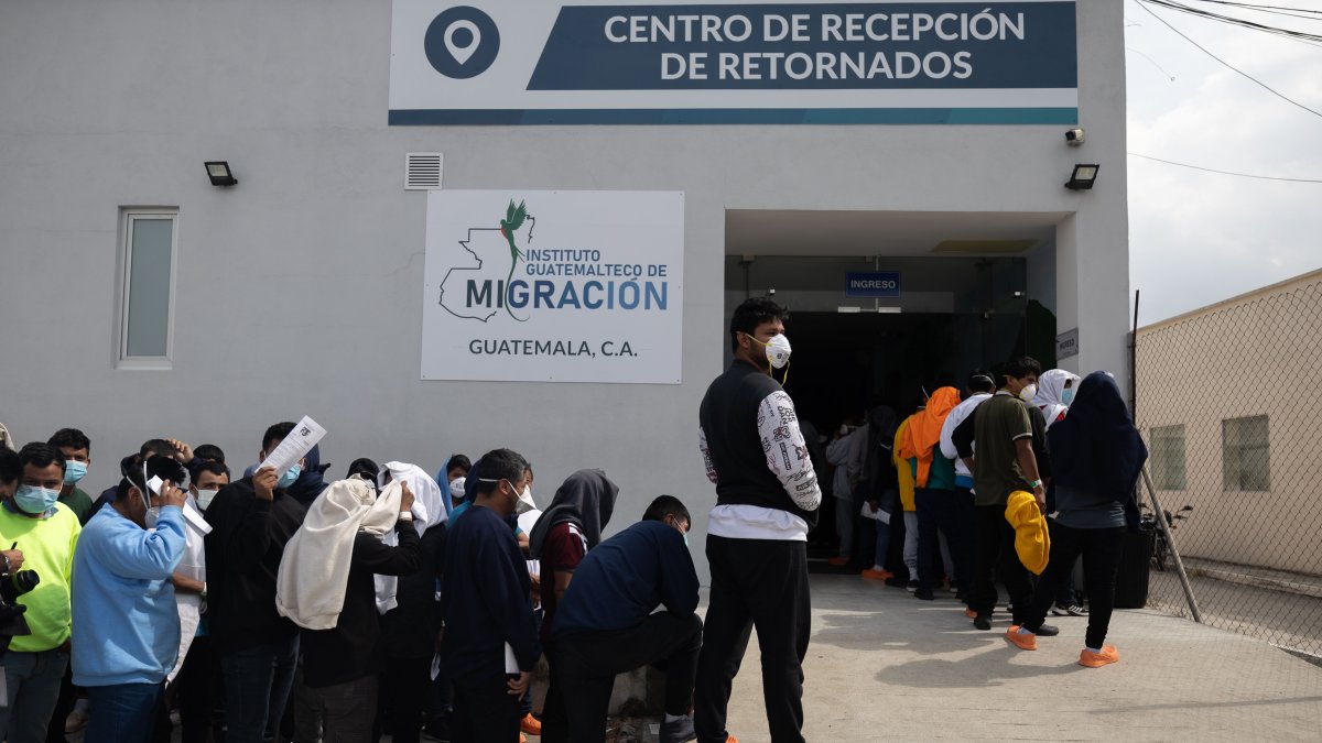 Migrantes esperan en el Centro de Retornados de Guatemala, tras llegar deportados desde El Paso, Texas (EE.UU.).