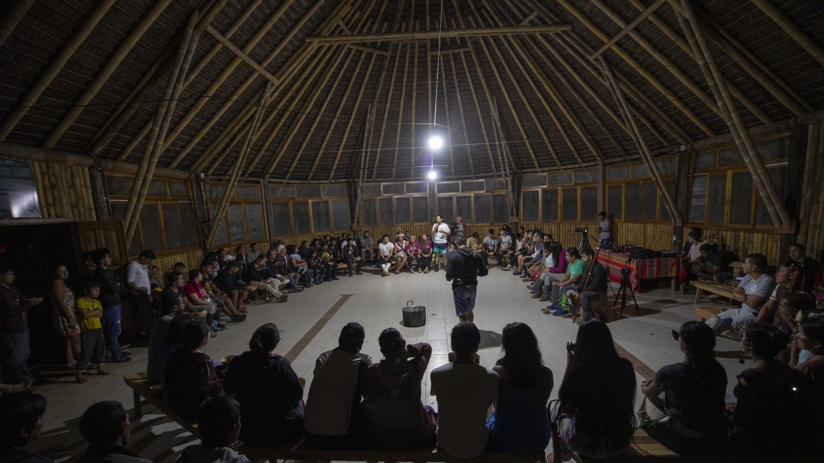 Una asamblea de integrantes de la comunidad de Sarayaku, de la nacionalidad indígena kichwa, en la selva amazónica ecuatoriana.